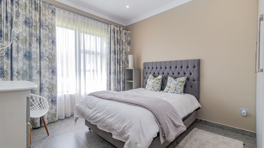 6 Bedroom Property for Sale in Heatherlands Western Cape